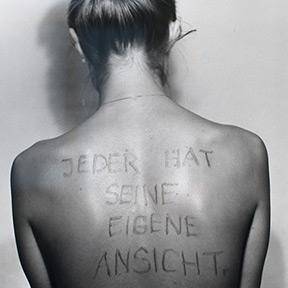 Birgit Jürgenssen <br />
Jeder hat seine eigene Ansicht, 1975 <br />
Sammlung der Kulturabteilung der Stadt Wien – MUSA
