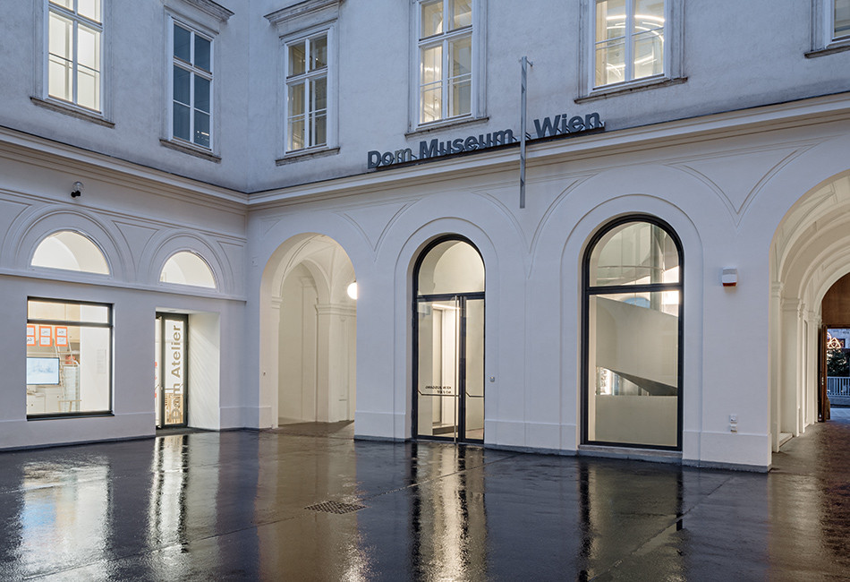 Die Rückseite des Eingangsbereichs des Dom Museum Wien im Zwettlerhof, mit dem Dom Atelier auf der linken Seite. Foto: Hertha Hurnaus